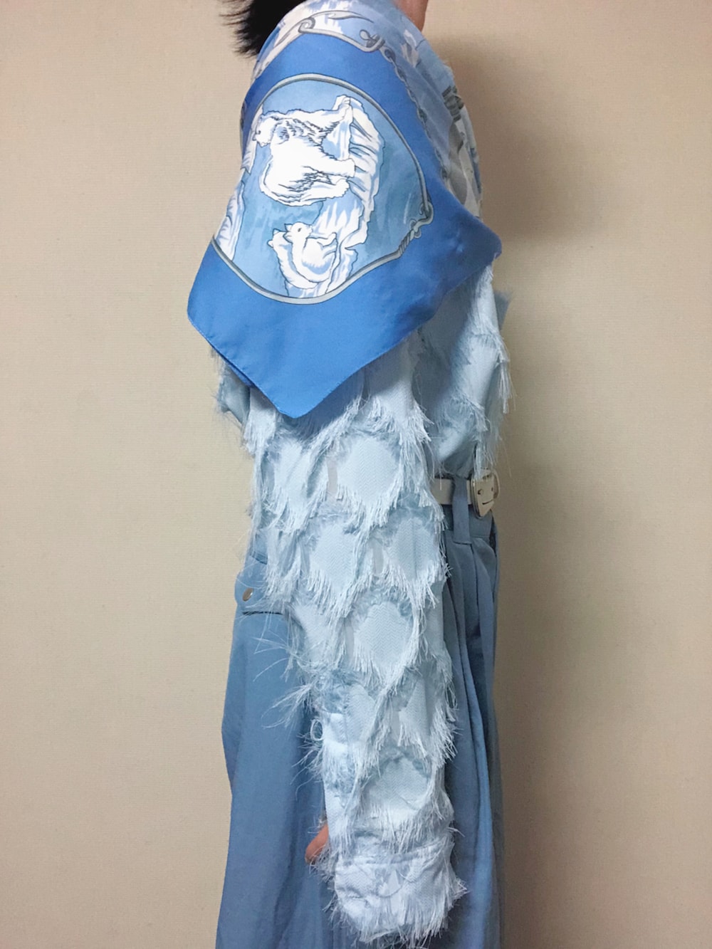 グレー系のテーラードジャケット、ブルー系のシャツ/ブラウス、ブルー系のその他パンツを着用したメンズの冬コーディネートの5枚目の写真