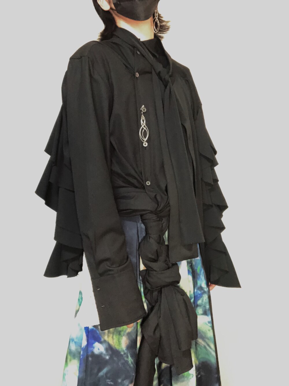 グリーン系のスカート、ブラック系のその他パンツ、ブラック系のシャツ/ブラウスを着用したメンズの冬コーディネートの3枚目の写真
