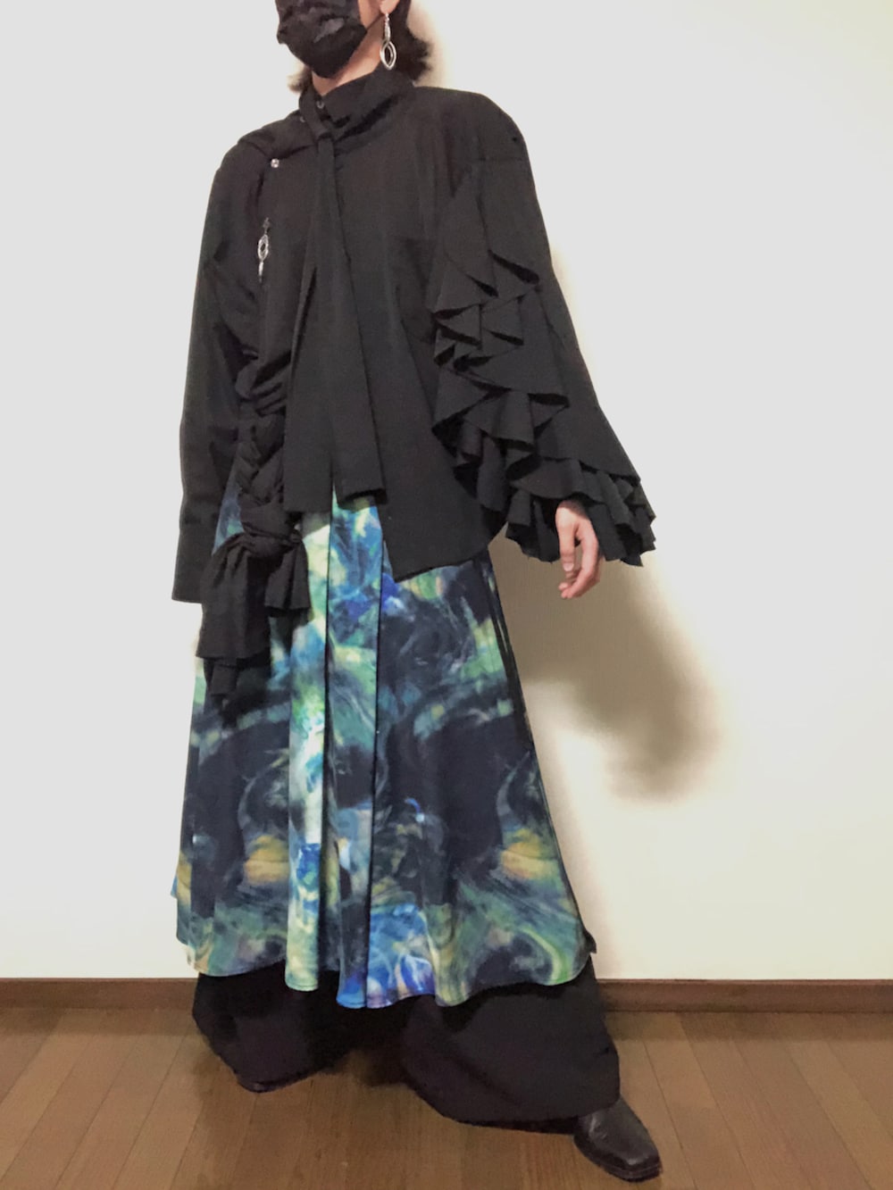 グリーン系のスカート、ブラック系のその他パンツ、ブラック系のシャツ/ブラウスを着用したメンズの冬コーディネートの2枚目の写真