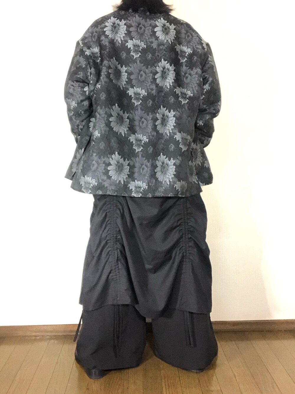 「メンズファッション、今日のコーデ、スカート、ワイドパンツ、ブーツ、ジャケット、カーディガン」｜「ln fortisのln fortis - クリスプシルエットハカマパンツ（その他パンツ、ブラック系）」を使った、たいがさん（メンズ・175cm）の冬コーディネートの5枚目の写真