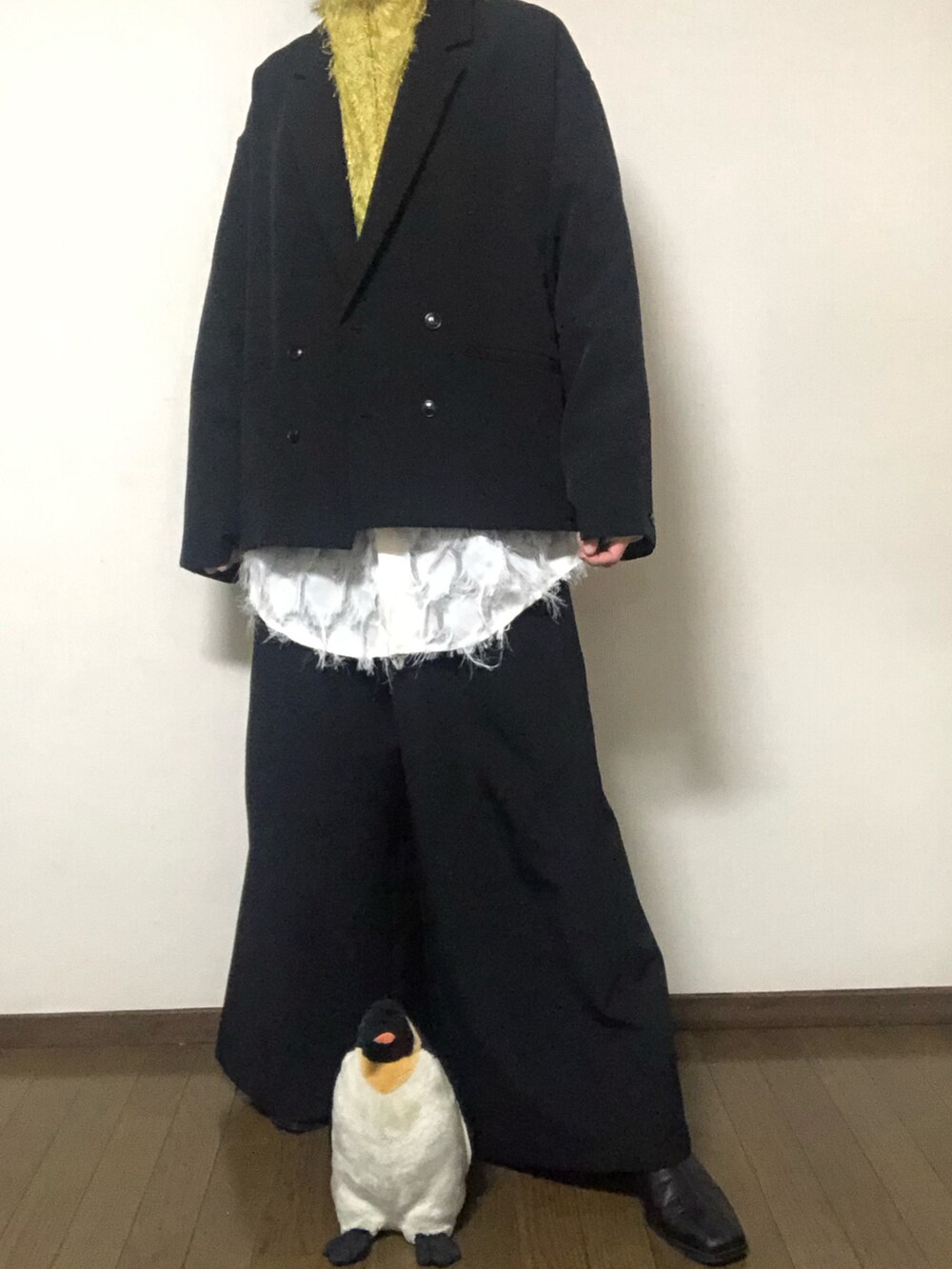 ホワイト系のショルダーバッグ、ブラック系のその他パンツ、ブラック系のテーラードジャケットを着用したメンズの冬コーディネートの2枚目の写真