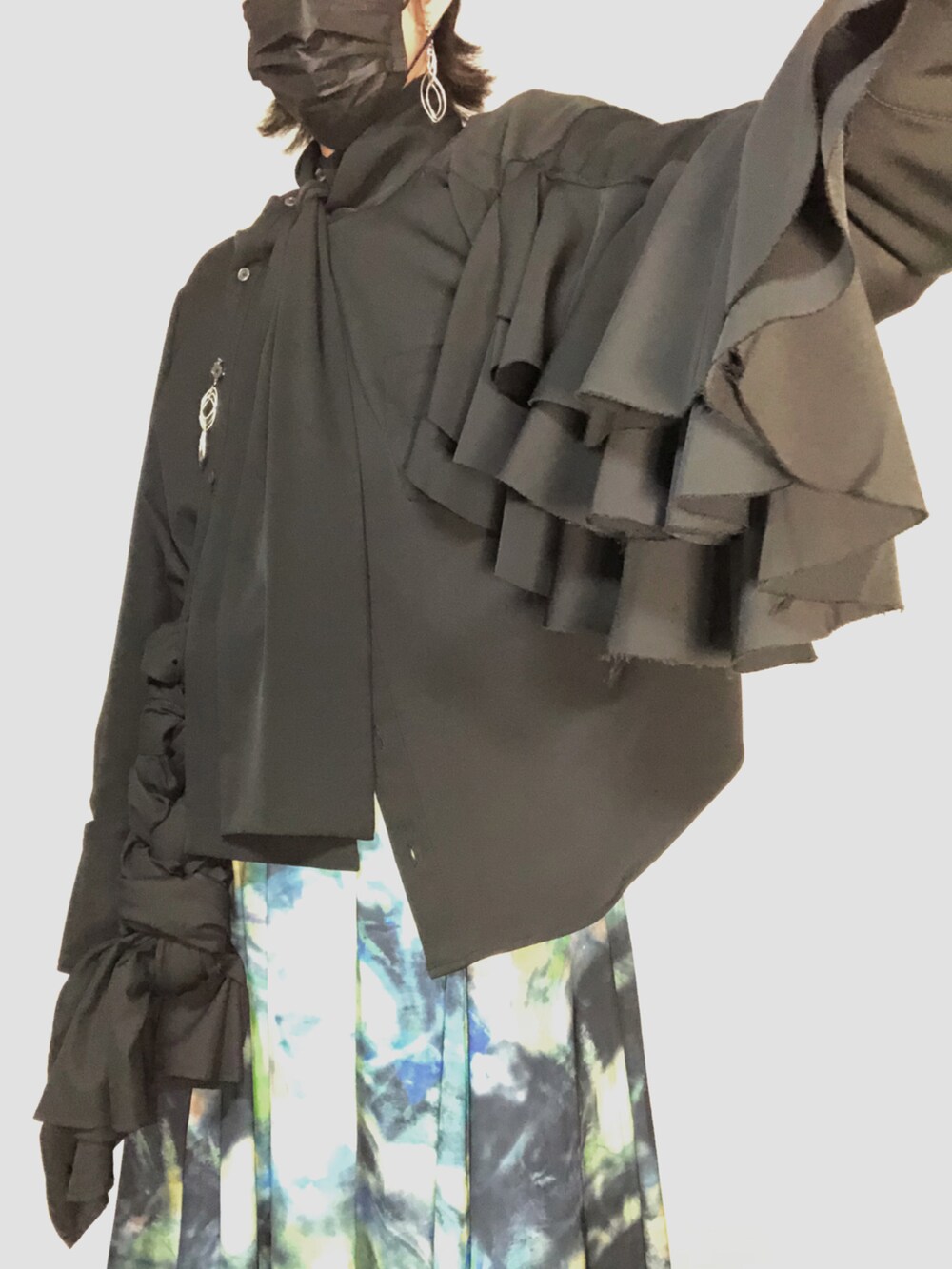 グリーン系のスカート、ブラック系のその他パンツ、ブラック系のシャツ/ブラウスを着用したメンズの冬コーディネートの5枚目の写真