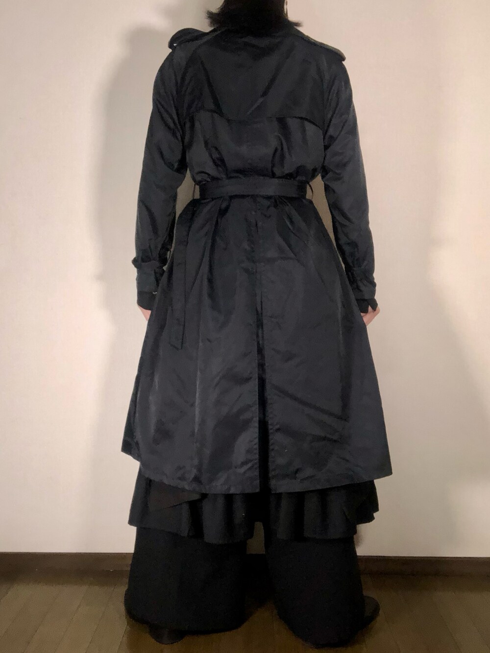 ブラック系のシャツ/ブラウス、ブラック系のスカート、ブラック系のその他パンツを着用したメンズの冬コーディネートの5枚目の写真