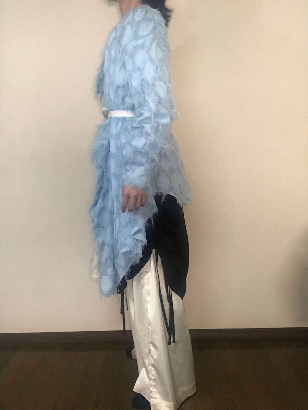 ブルー系のシャツ/ブラウス、ホワイト系のシャツ/ブラウス、ホワイト系のその他パンツを着用したメンズの春コーディネートの2枚目の写真