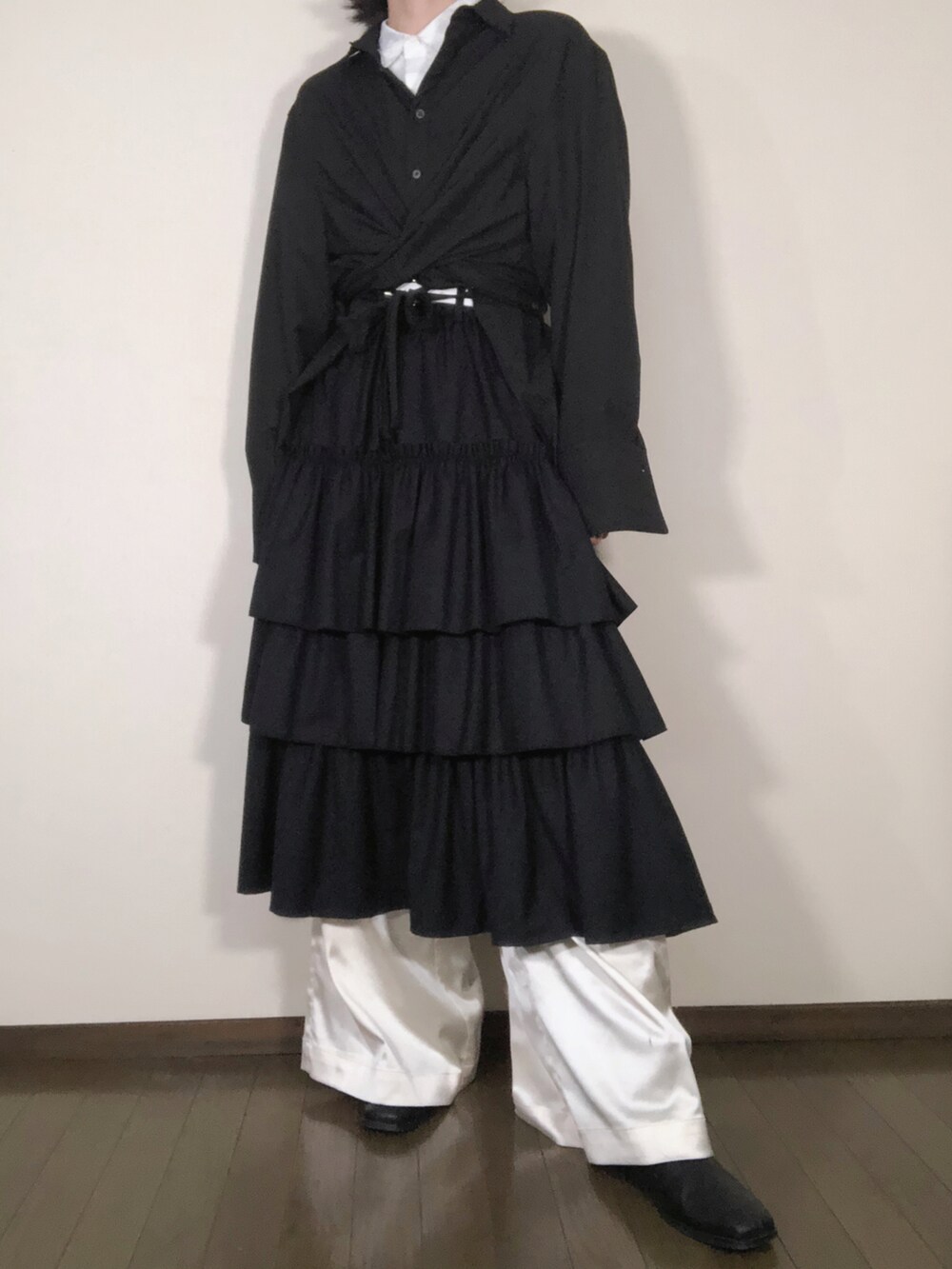 ブラック系のジャケット/アウター、ブラック系のスカート、ホワイト系のその他パンツを着用したメンズの冬コーディネートの3枚目の写真