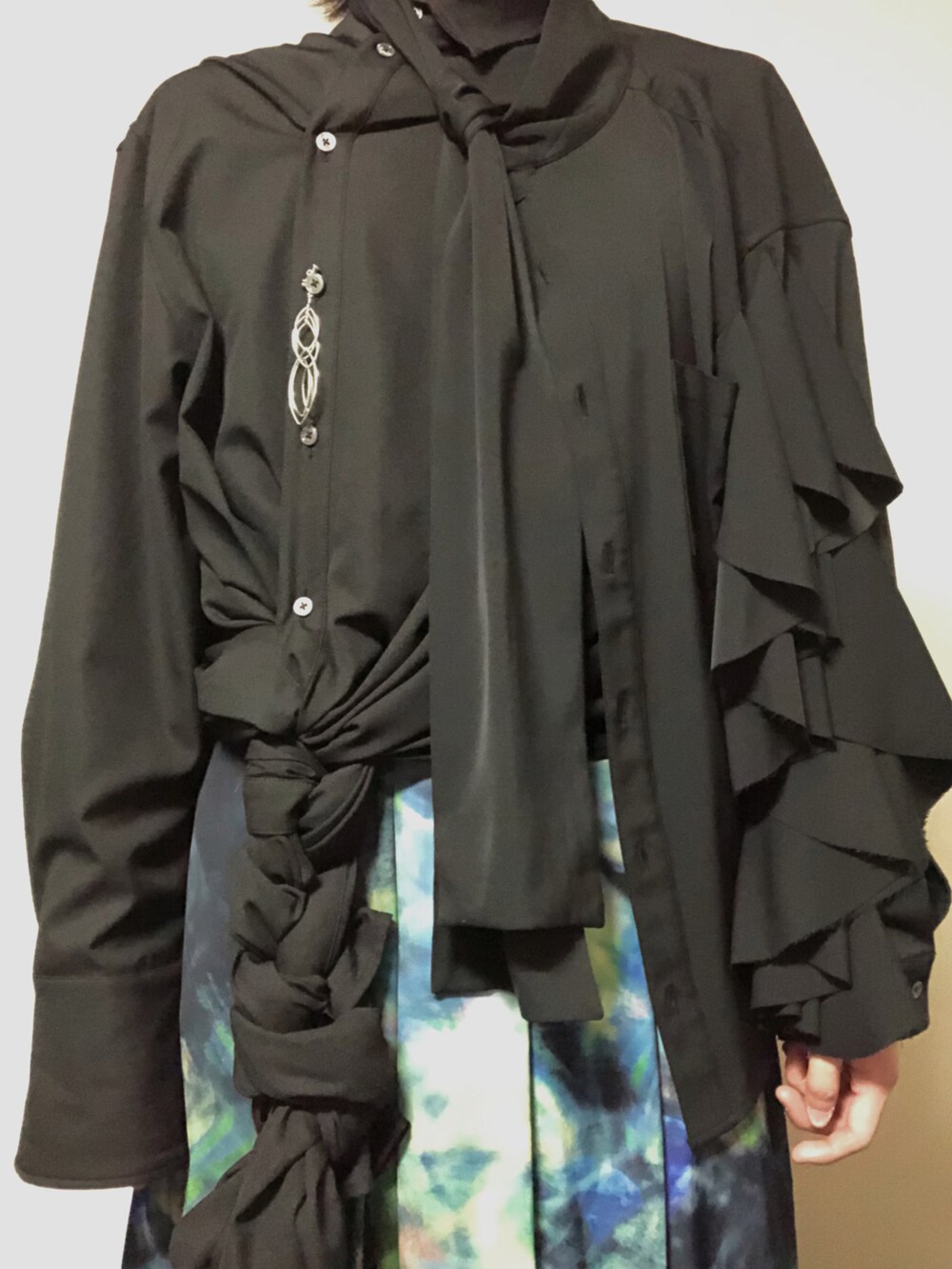 グリーン系のスカート、ブラック系のその他パンツ、ブラック系のシャツ/ブラウスを着用したメンズの冬コーディネートの4枚目の写真