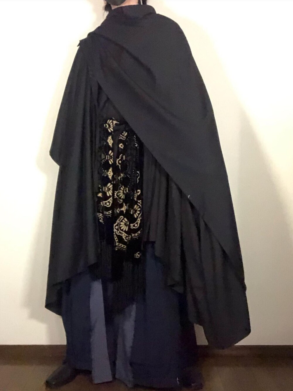ブラック系のその他アウター、ブラック系のシャツ/ブラウス、ブラック系のジャケット/アウターを着用したメンズの春コーディネートの3枚目の写真