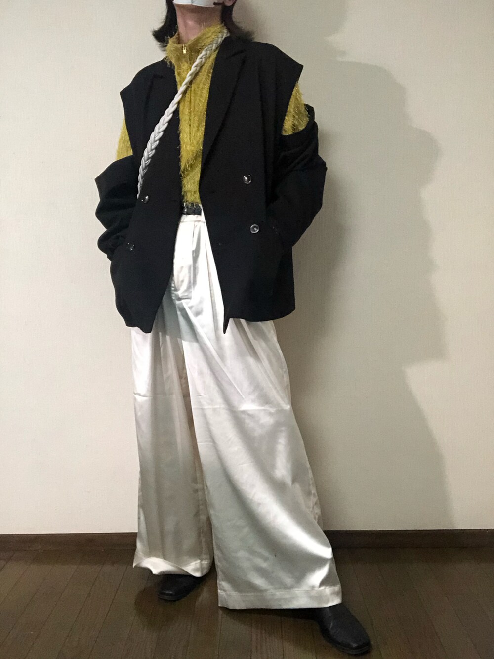 ホワイト系のその他パンツ、ブラック系のテーラードジャケット、ホワイト系のショルダーバッグを着用したメンズの春コーディネートの2枚目の写真