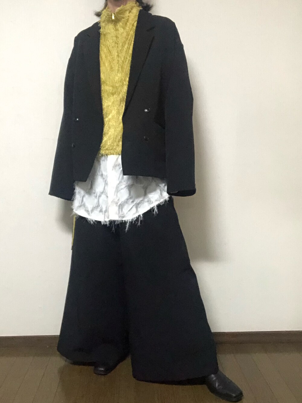 ホワイト系のショルダーバッグ、ブラック系のその他パンツ、ブラック系のテーラードジャケットを着用したメンズの冬コーディネートの3枚目の写真