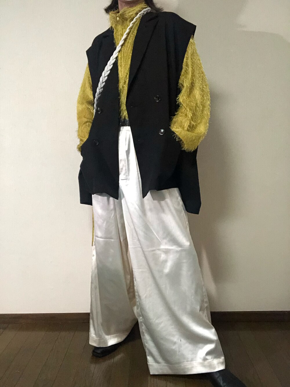 ホワイト系のその他パンツ、ブラック系のテーラードジャケット、ホワイト系のショルダーバッグを着用したメンズの春コーディネートの4枚目の写真