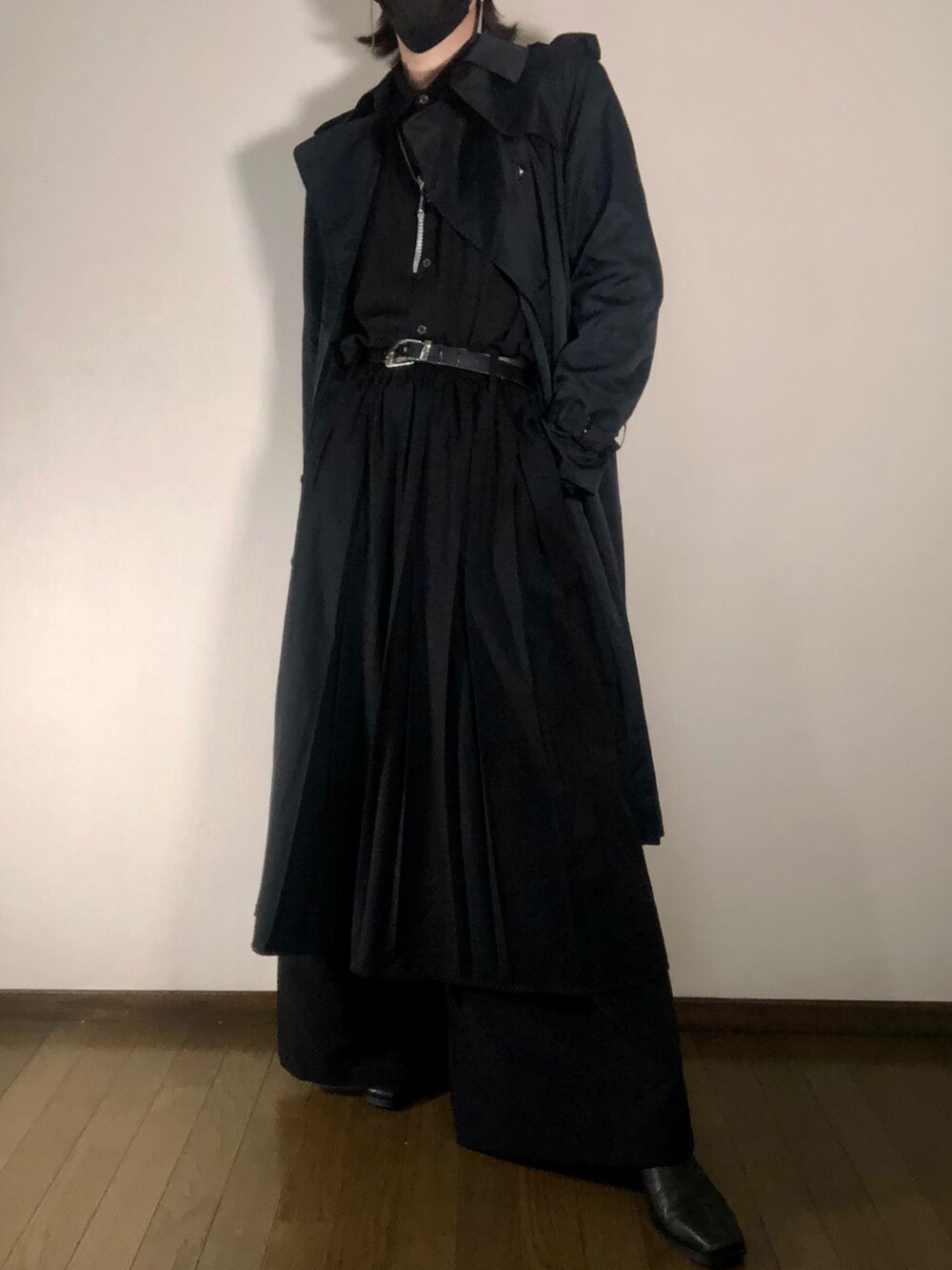 ブラック系のシャツ/ブラウス、ブラック系のスカート、ブラック系のその他パンツを着用したメンズの冬コーディネートの2枚目の写真