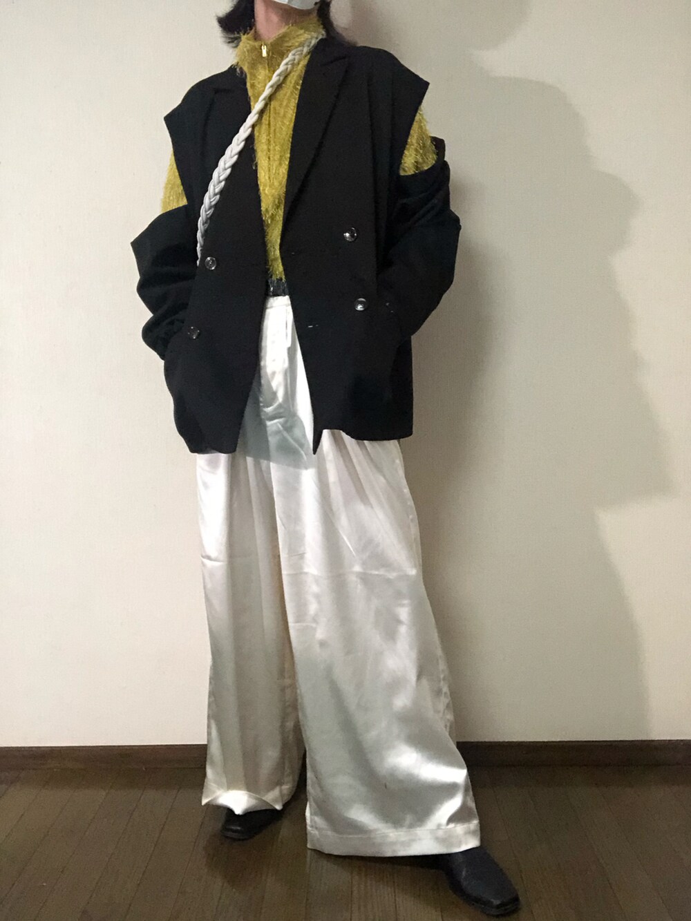 ホワイト系のその他パンツ、ブラック系のテーラードジャケット、ホワイト系のショルダーバッグを着用したメンズの春コーディネートの3枚目の写真