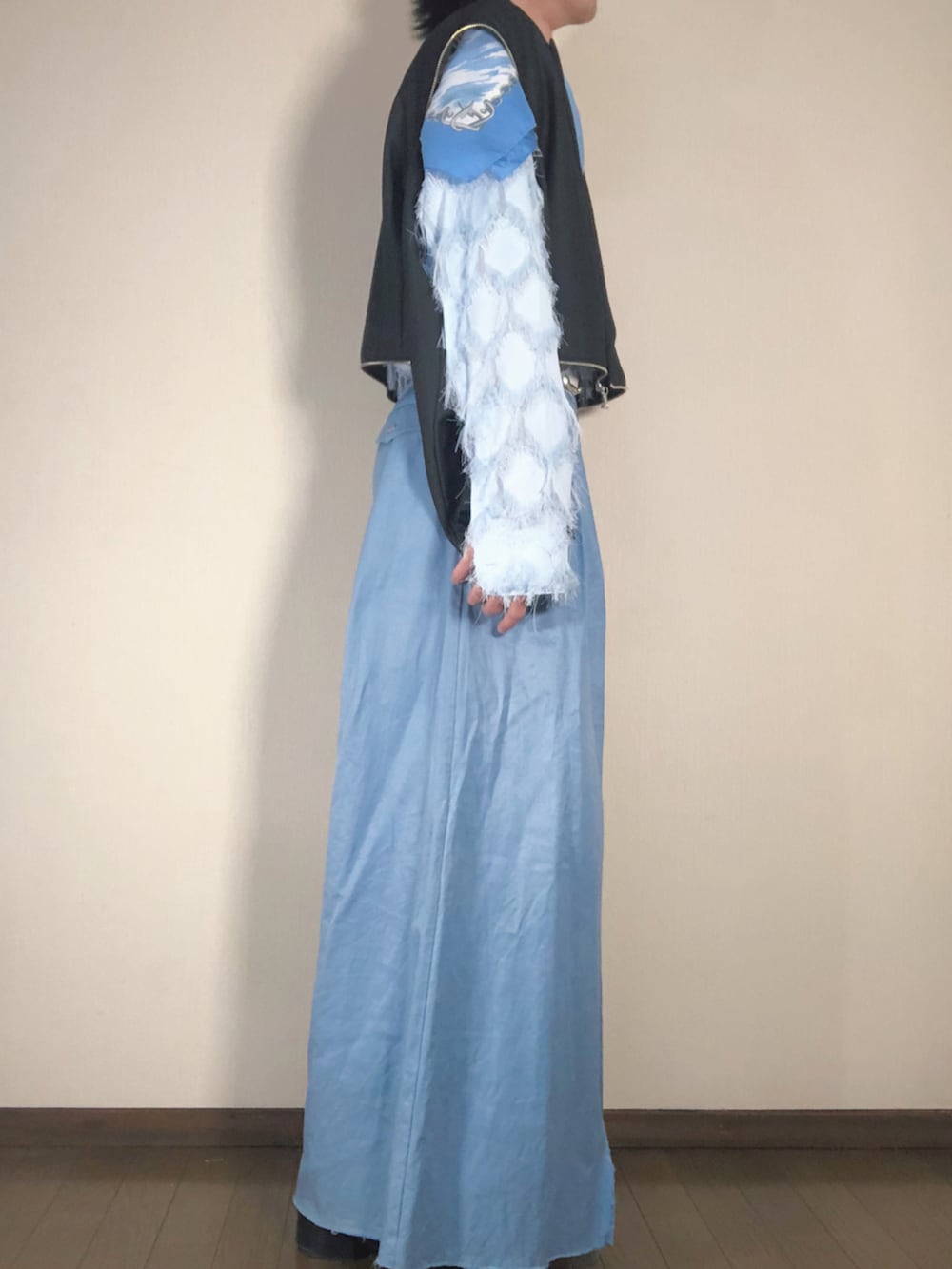 グレー系のテーラードジャケット、ブルー系のシャツ/ブラウス、ブルー系のその他パンツを着用したメンズの冬コーディネートの3枚目の写真