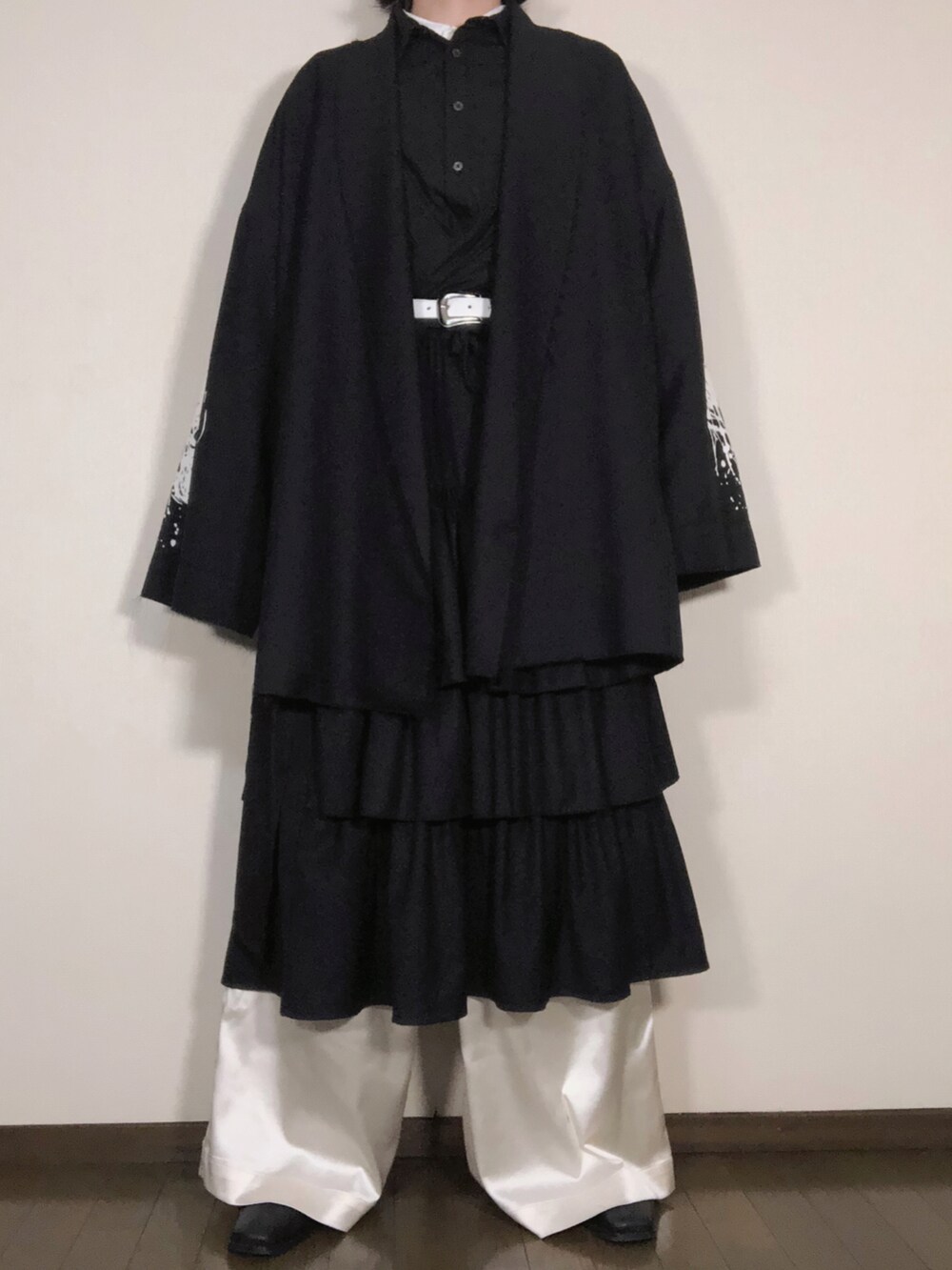ブラック系のジャケット/アウター、ブラック系のスカート、ホワイト系のその他パンツを着用したメンズの冬コーディネートの2枚目の写真