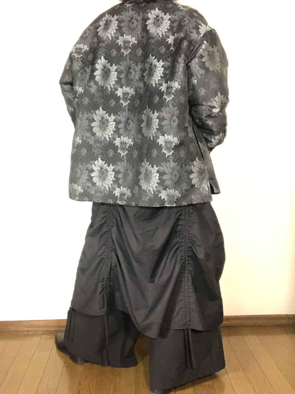 「メンズファッション、今日のコーデ、スカート、ワイドパンツ、ブーツ、ジャケット、カーディガン」｜「ln fortisのln fortis - クリスプシルエットハカマパンツ（その他パンツ、ブラック系）」を使った、たいがさん（メンズ・175cm）の冬コーディネートの3枚目の写真