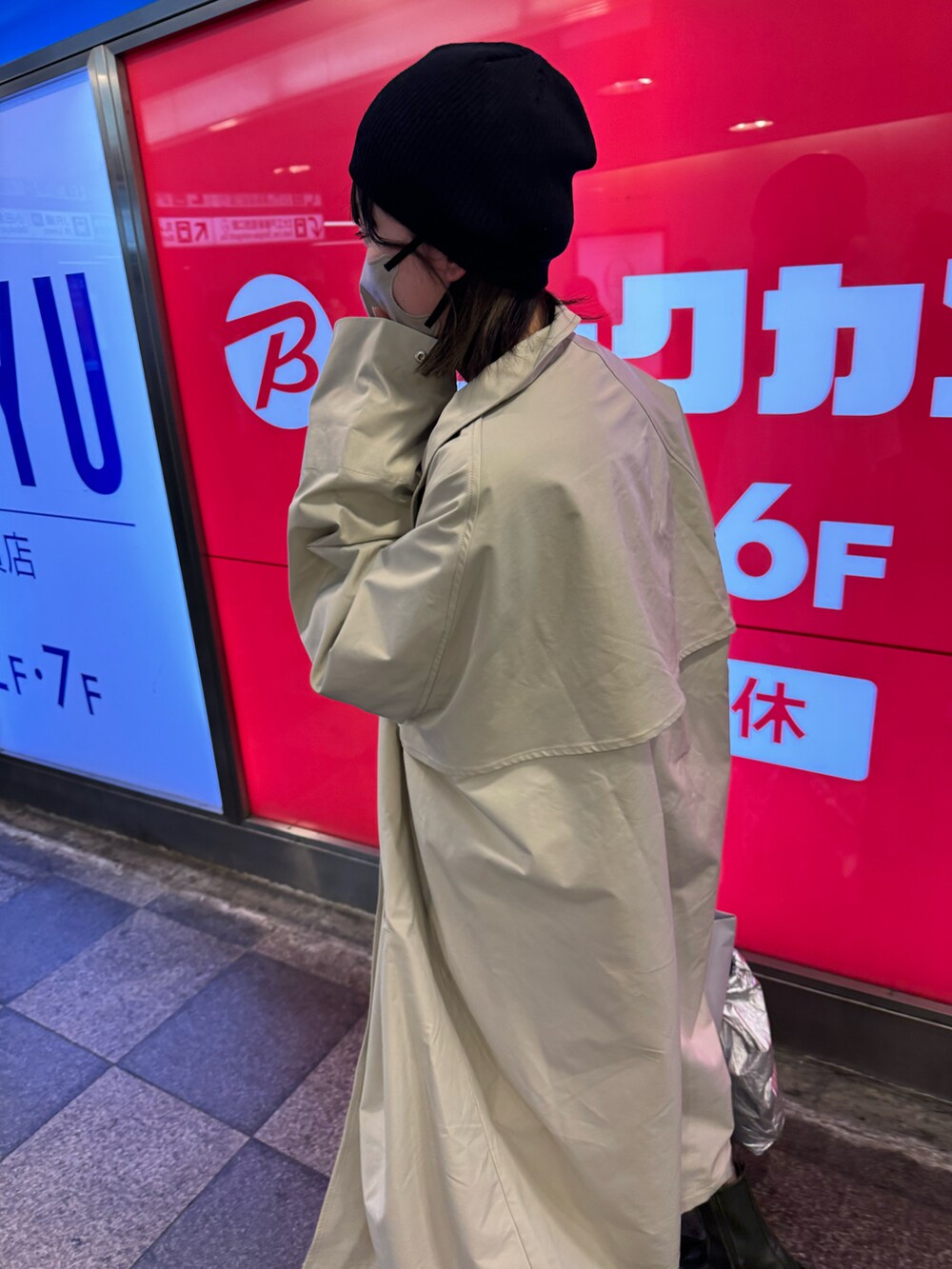 「似合うラボに行こう、着回しコーデ、春服コーデ、大人コーデ、オトナ女子、お洒落さんとつながりたい、カーゴスカート、ブーツ、チャンキーブーツ、ニット帽、ショート丈トップス、春コーデ、お出かけコーデ、シンプルコーデ」｜「SMELLYのリブニットビーニー（ニットキャップ/ビーニー、ブラック系）」を使った、nonsugarchanさん（レディース・164cm）の冬コーディネートの2枚目の写真