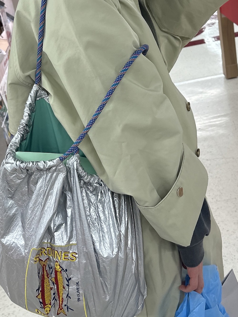 「似合うラボに行こう、着回しコーデ、春服コーデ、大人コーデ、オトナ女子、お洒落さんとつながりたい、カーゴスカート、ブーツ、チャンキーブーツ、ニット帽、ショート丈トップス、春コーデ、お出かけコーデ、シンプルコーデ」｜「SMELLYのリブニットビーニー（ニットキャップ/ビーニー、ブラック系）」を使った、nonsugarchanさん（レディース・164cm）の冬コーディネートの5枚目の写真