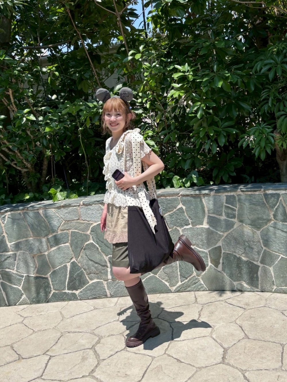 ホワイト系のシャツ/ブラウス、ブラック系のトートバッグを着用したレディースの夏コーディネートの2枚目の写真