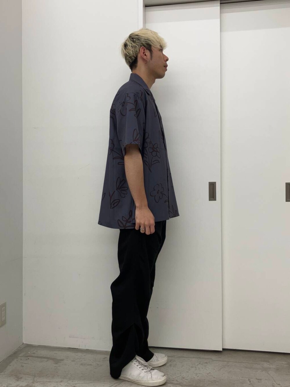 ブラック系のその他パンツ、パープル系のシャツ/ブラウスを着用したメンズの夏コーディネートの2枚目の写真