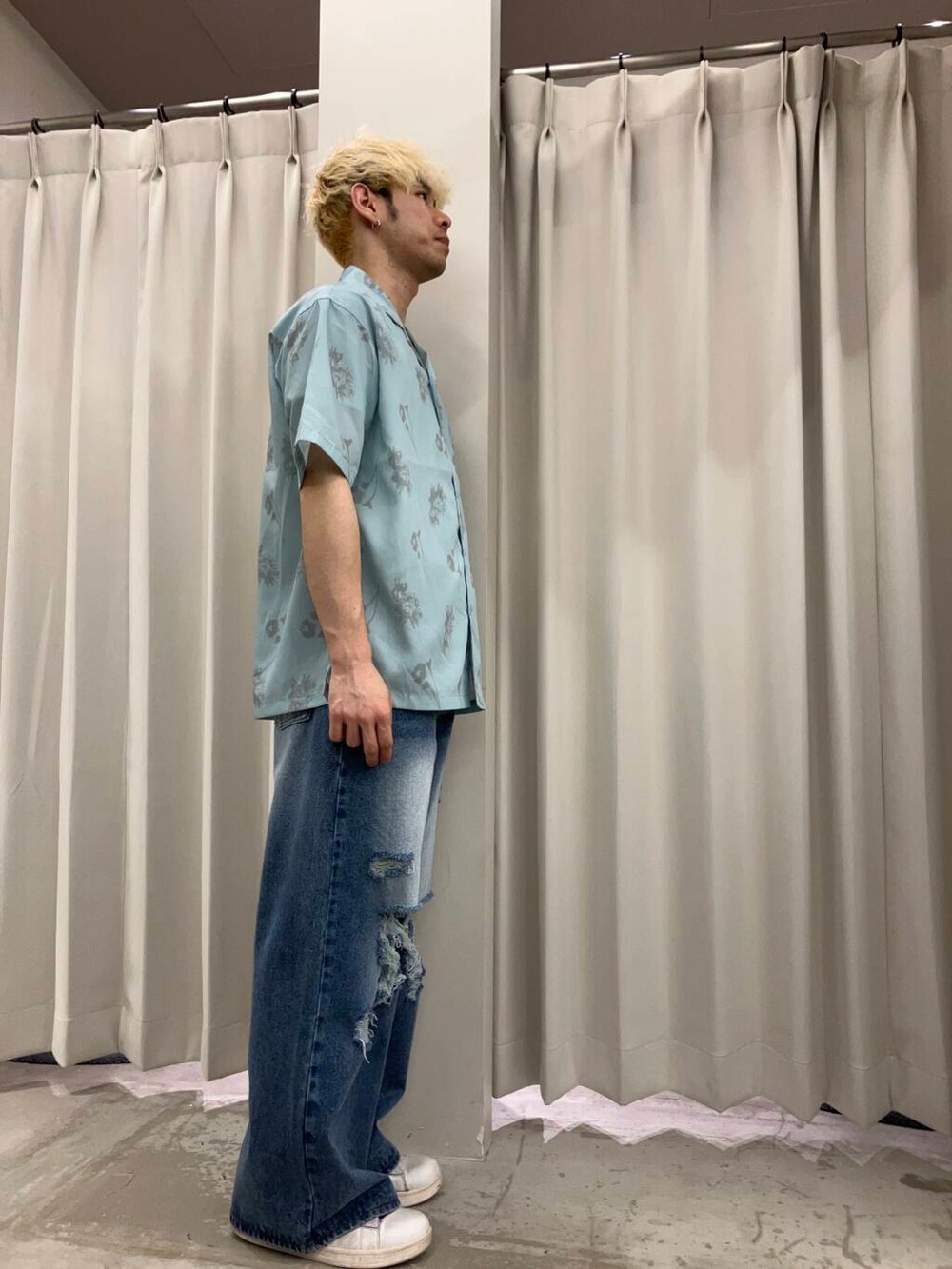 ブルー系のデニムパンツ、ブルー系のシャツ/ブラウスを着用したメンズの夏コーディネートの2枚目の写真