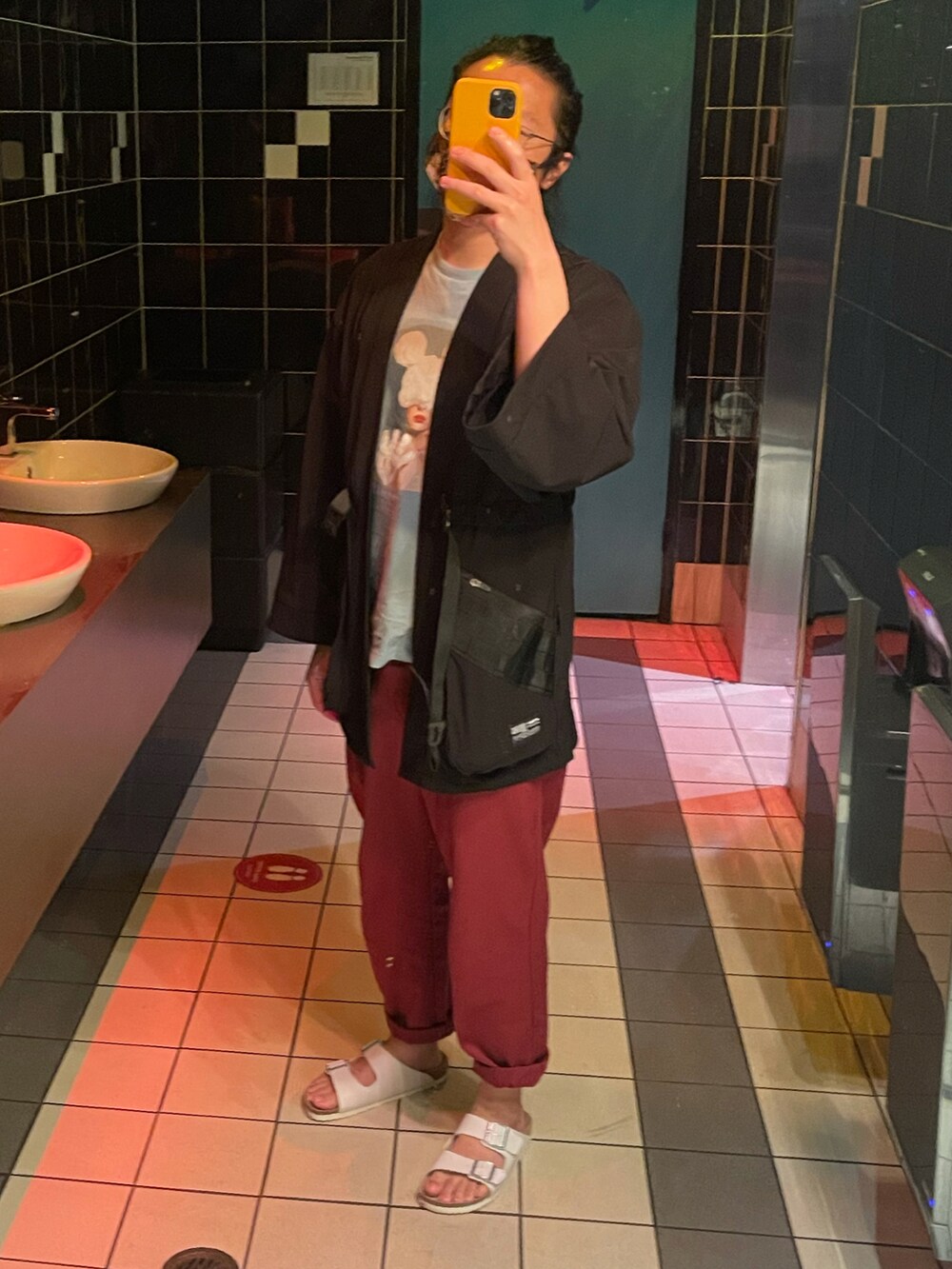 「adidas originals、red、UNIQLO」｜「taobaoのアイテム（その他アウター、ブラック系）」を使った、李瑞可さん（メンズ・170cm）の冬コーディネートの2枚目の写真