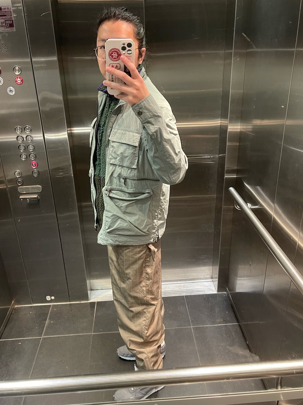 「nikelab、ZARA、NIKE」｜「ZARAのアイテム（ナイロンジャケット、グリーン系）」を使った、李瑞可さん（メンズ・170cm）の春コーディネートの2枚目の写真