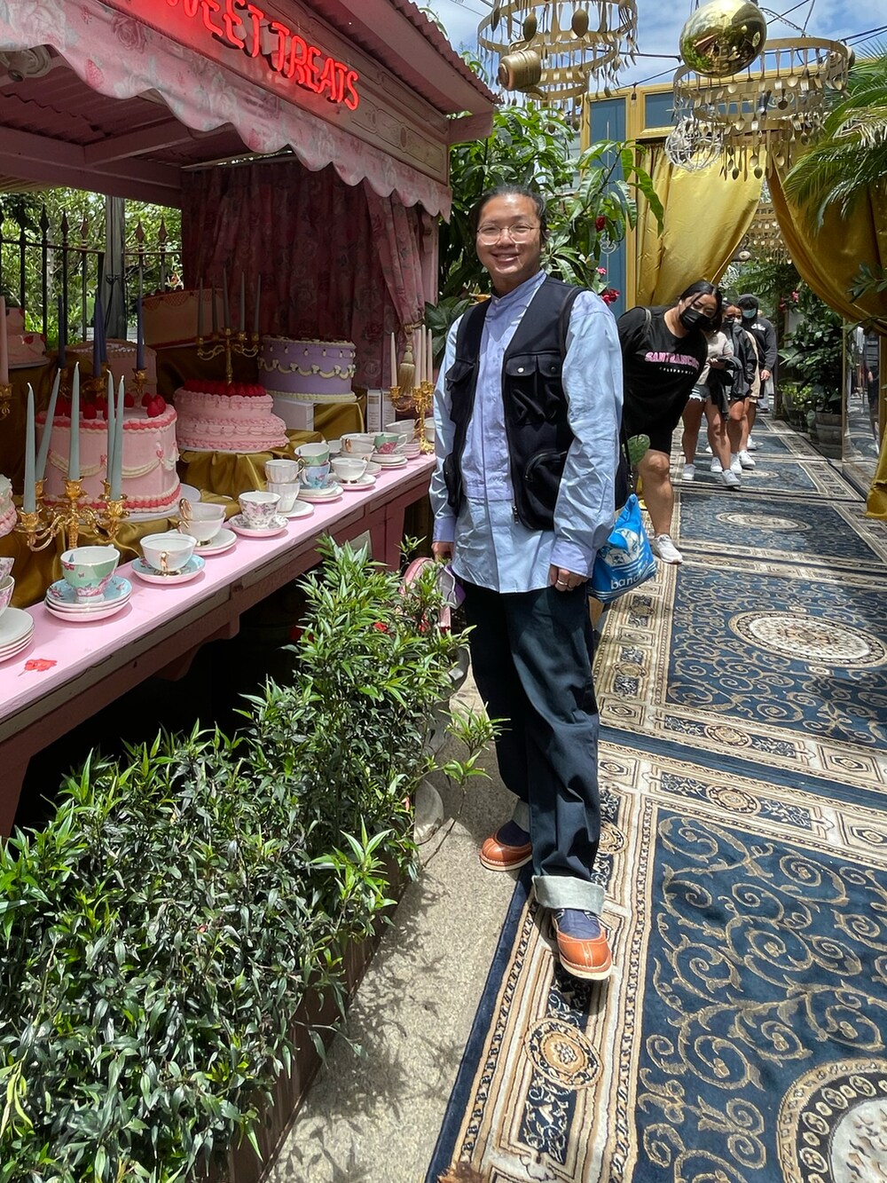 ブルー系のベスト、ブルー系のデニムパンツ、その他のブーツを着用したメンズの冬コーディネートの2枚目の写真