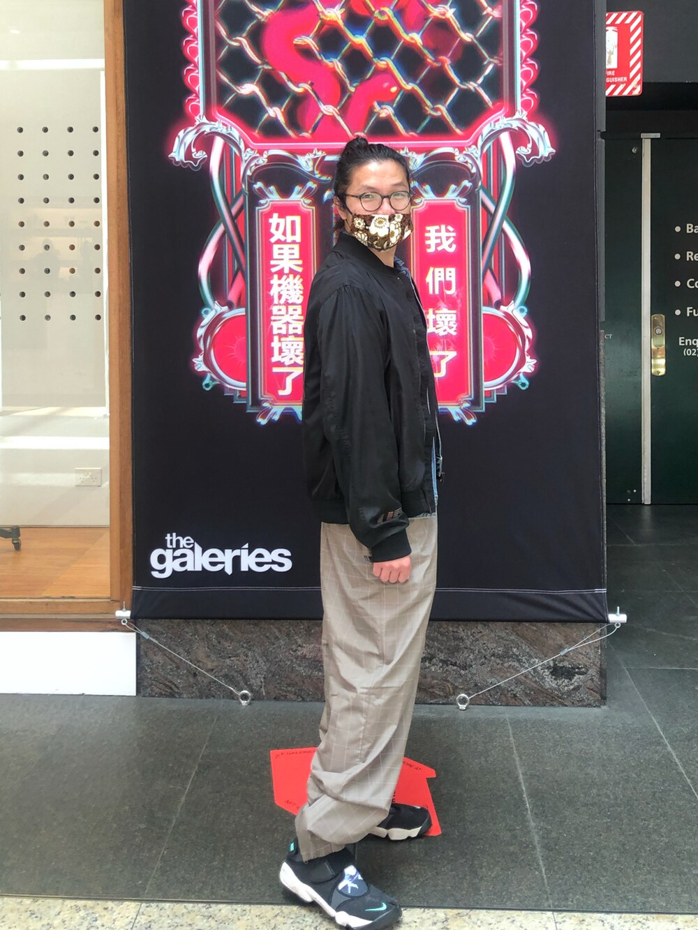 「sydney、Australia」｜「undermaskのアイテム（ノーカラージャケット、ブラック系）」を使った、李瑞可さん（メンズ・170cm）の冬コーディネートの2枚目の写真