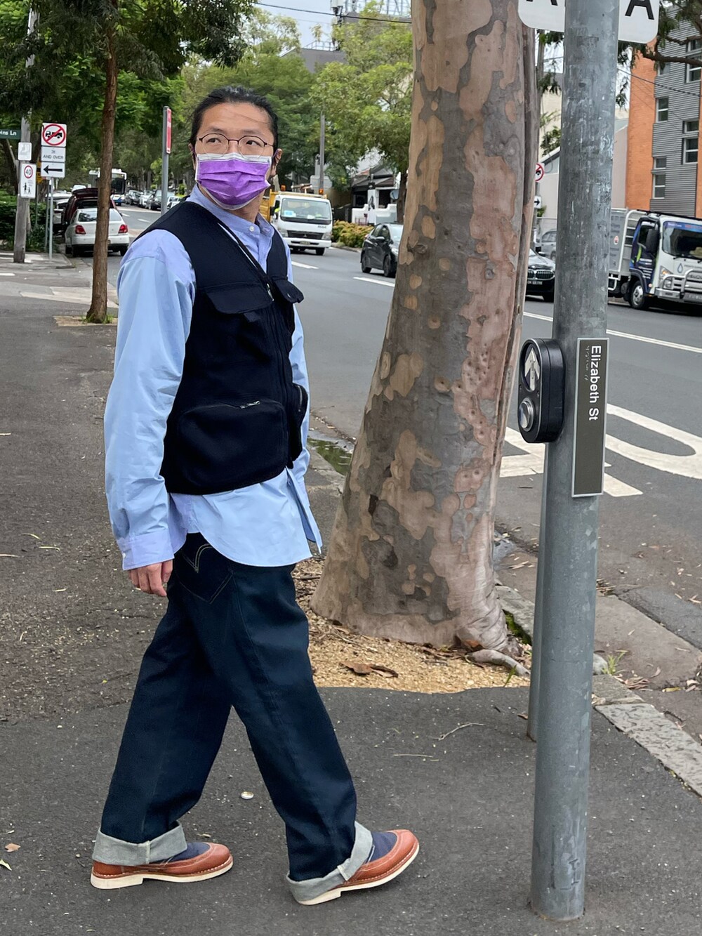 ブルー系のベスト、ブルー系のデニムパンツ、その他のブーツを着用したメンズの冬コーディネートの3枚目の写真