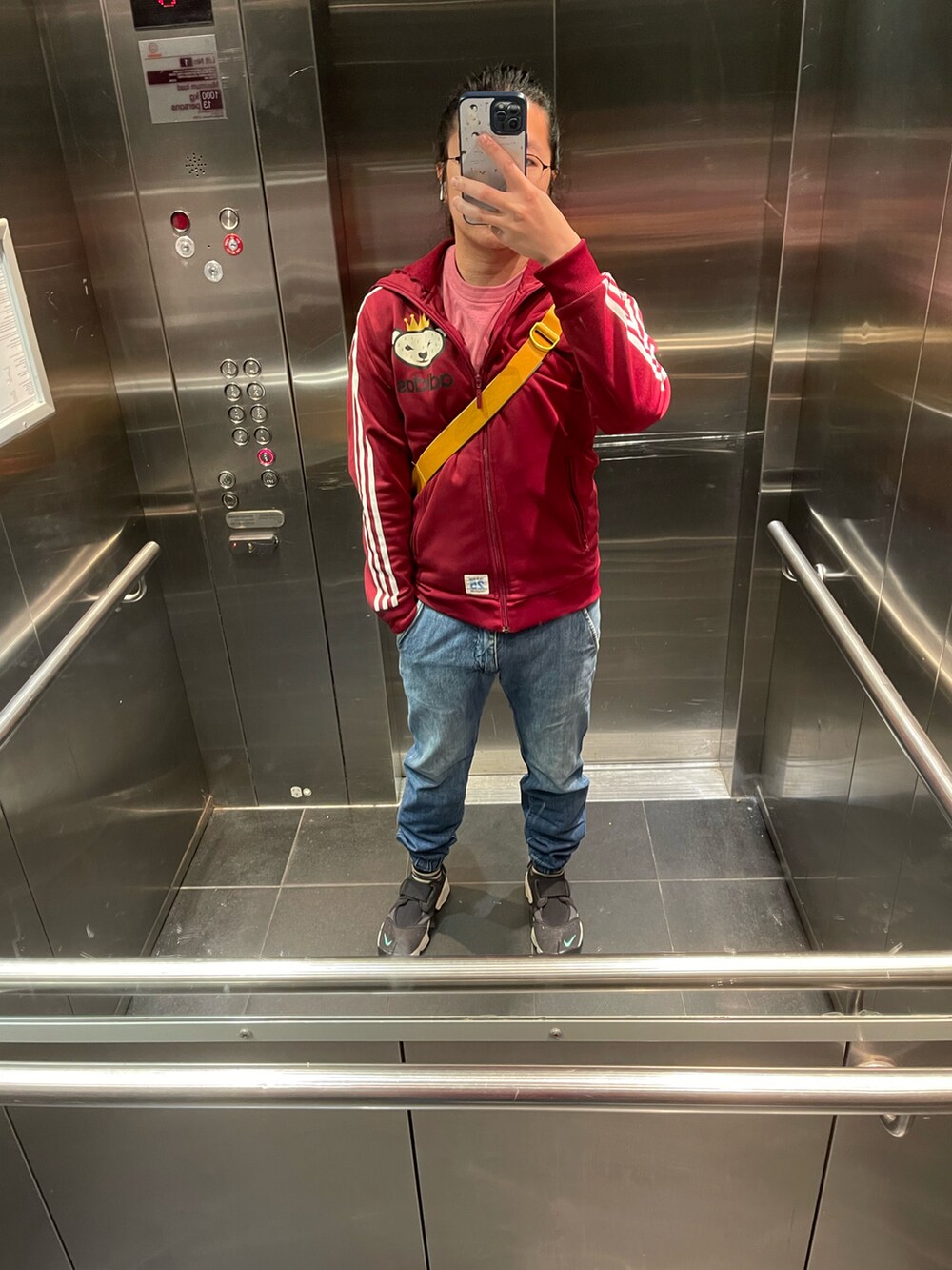 レッド系のスタジャン、ブラック系のその他シューズ、ピンク系のTシャツ/カットソーを着用したメンズの春コーディネートの2枚目の写真