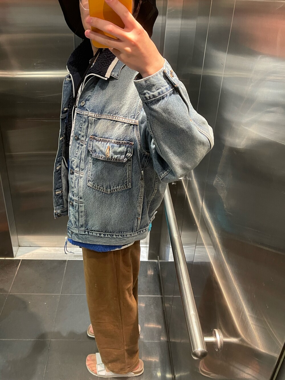 ブルー系のデニムジャケット、ブルー系のその他アウター、ブラウン系のチノパンツを着用したメンズの春コーディネートの2枚目の写真