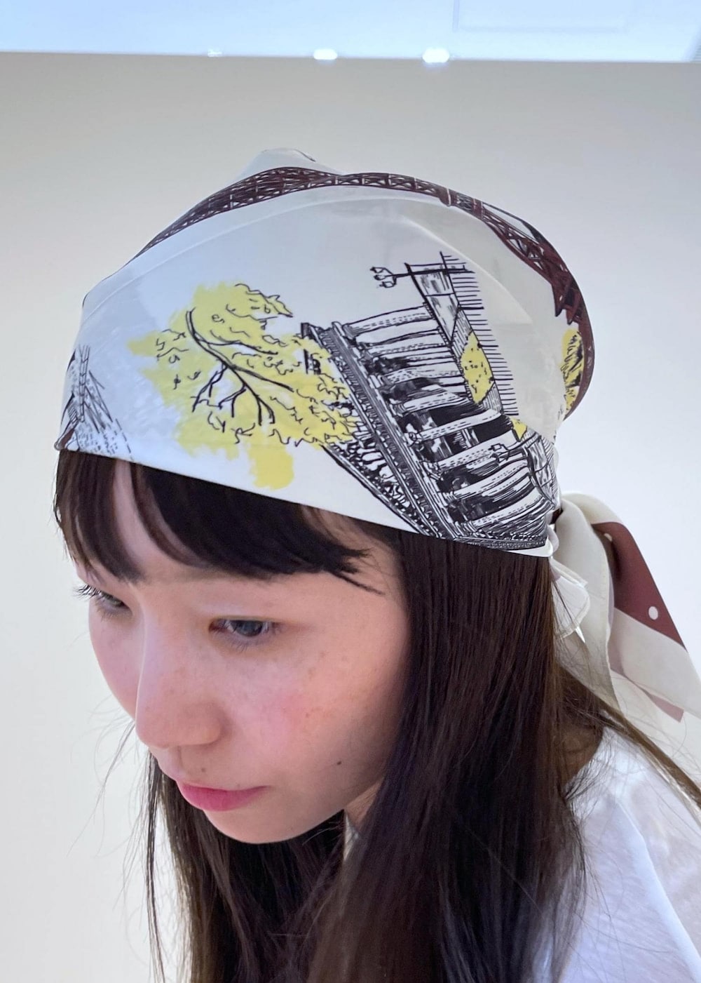 ベージュ系のキャミソール、ブラック系のその他パンツ、ブラック系のローファーを着用したレディースの夏コーディネートの5枚目の写真