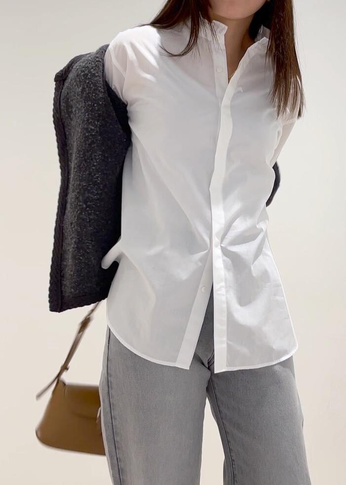 ブラウン系のショルダーバッグ、ブラック系のブーツ、グレー系のブルゾンを着用したレディースの冬コーディネートの6枚目の写真