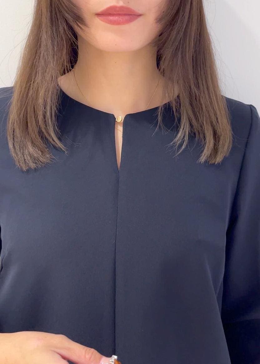 ブルー系のシャツ/ブラウス、ブルー系のその他パンツ、ブラック系のトートバッグを着用したレディースの秋コーディネートの5枚目の写真