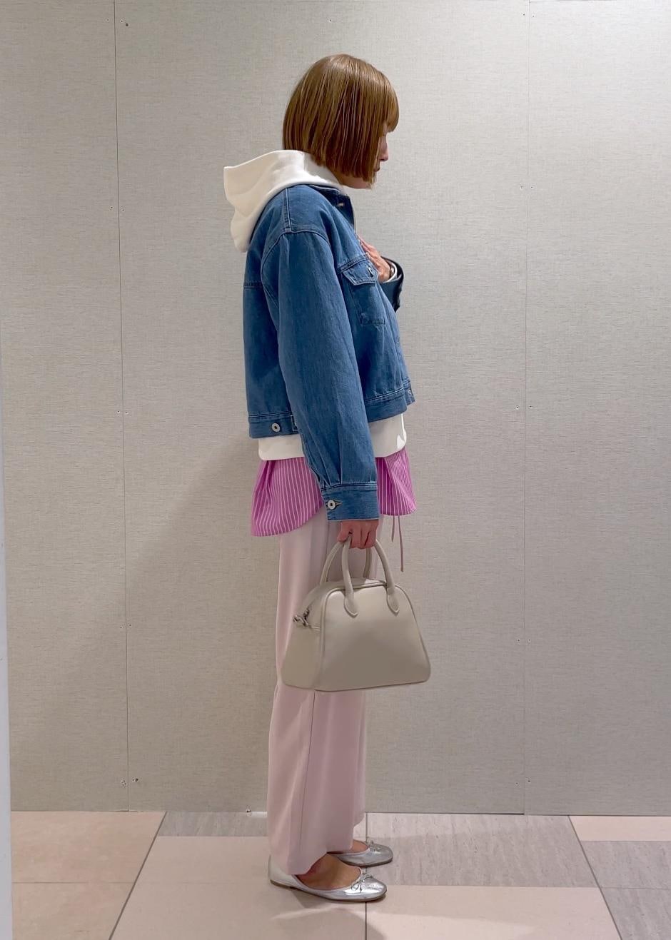ベージュ系のボストンバッグ、ピンク系のシャツ/ブラウス、シルバー系のバレエシューズを着用したレディースの春コーディネートの2枚目の写真