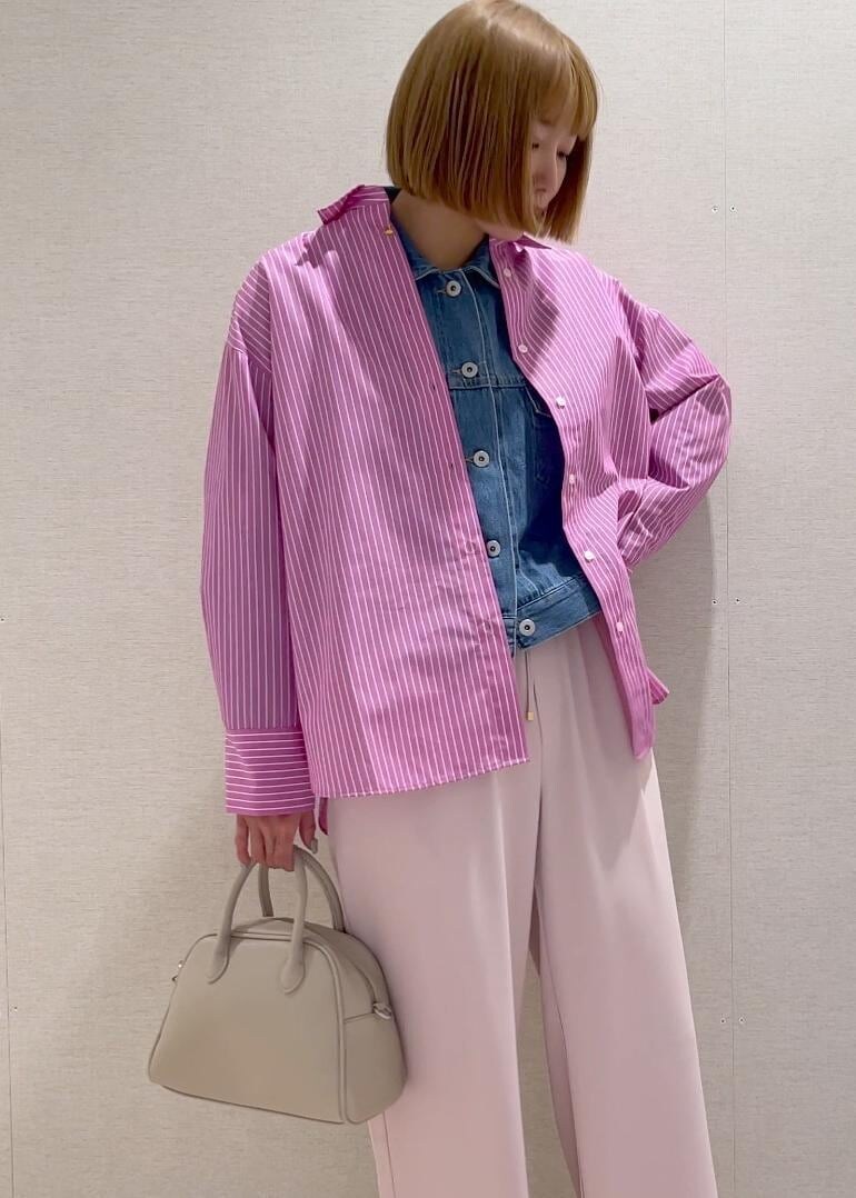 ベージュ系のボストンバッグ、ピンク系のシャツ/ブラウス、シルバー系のバレエシューズを着用したレディースの春コーディネートの5枚目の写真