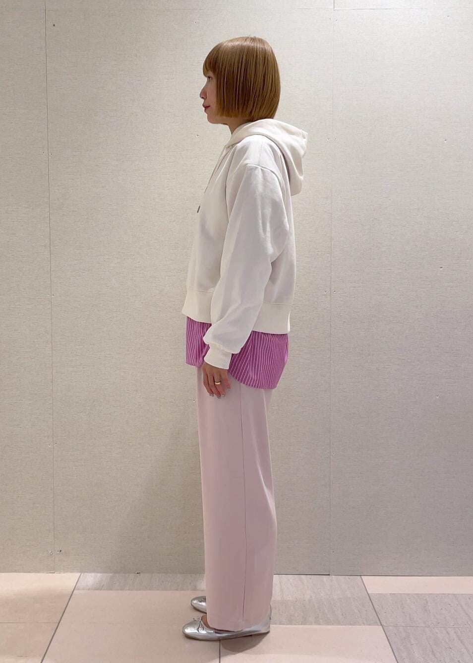 ベージュ系のボストンバッグ、ピンク系のシャツ/ブラウス、シルバー系のバレエシューズを着用したレディースの春コーディネートの6枚目の写真