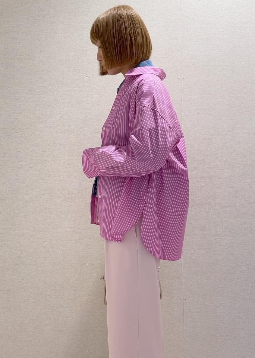 ベージュ系のボストンバッグ、ピンク系のシャツ/ブラウス、シルバー系のバレエシューズを着用したレディースの春コーディネートの6枚目の写真