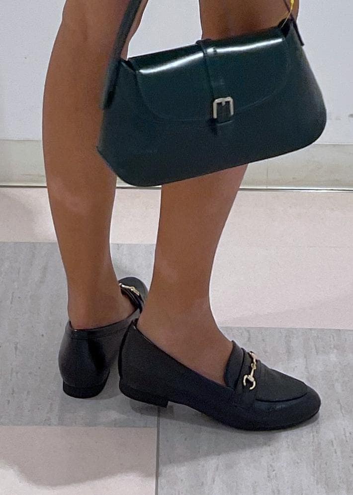 ベージュ系のキャミソール、ブラック系のその他パンツ、ブラック系のローファーを着用したレディースの夏コーディネートの8枚目の写真