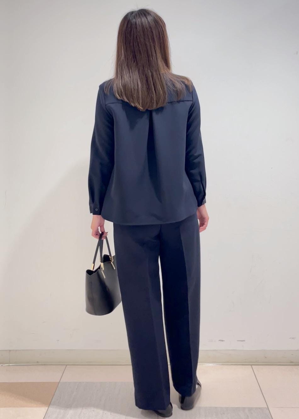 ブルー系のシャツ/ブラウス、ブルー系のその他パンツ、ブラック系のトートバッグを着用したレディースの秋コーディネートの3枚目の写真