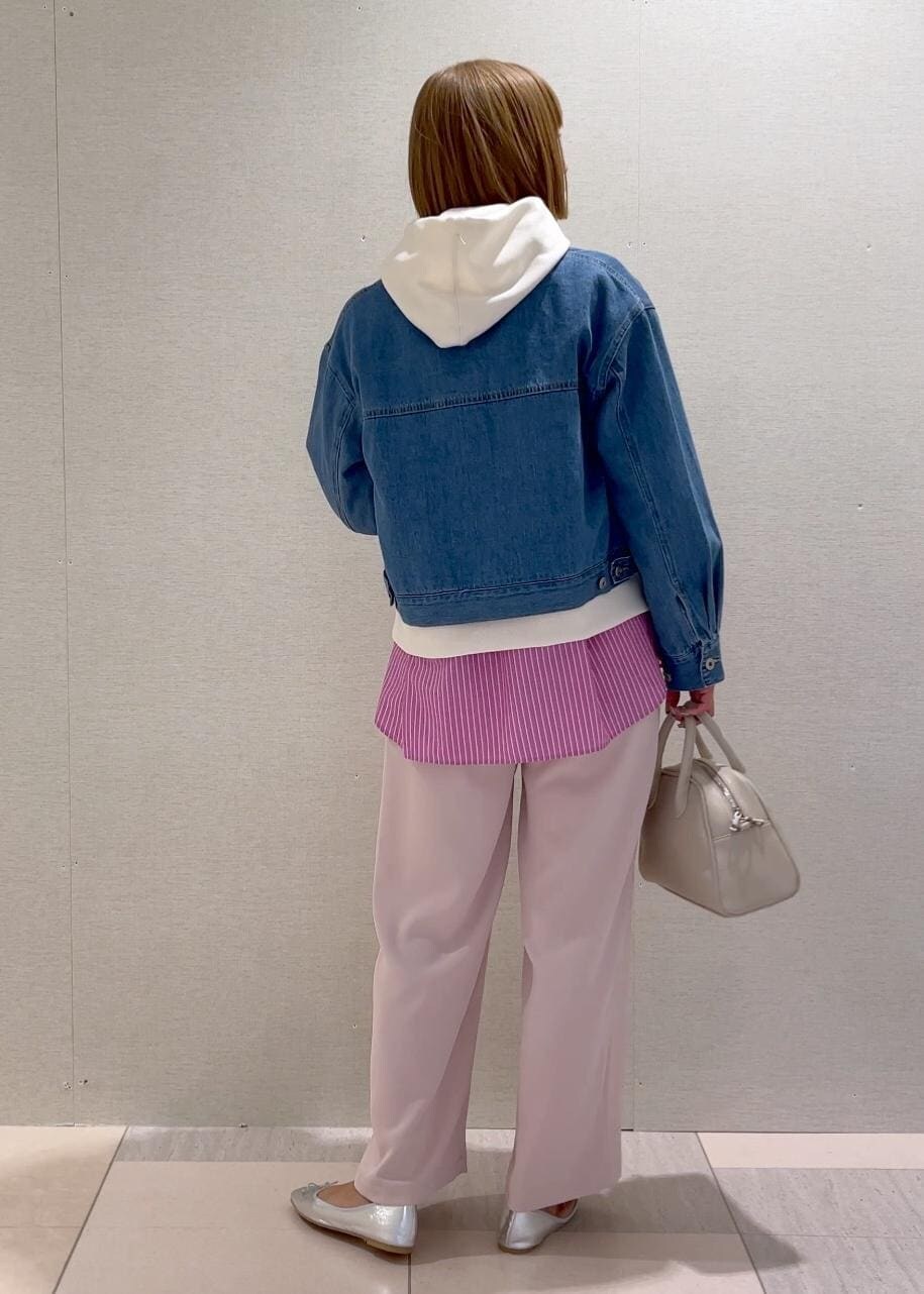 ベージュ系のボストンバッグ、ピンク系のシャツ/ブラウス、シルバー系のバレエシューズを着用したレディースの春コーディネートの3枚目の写真