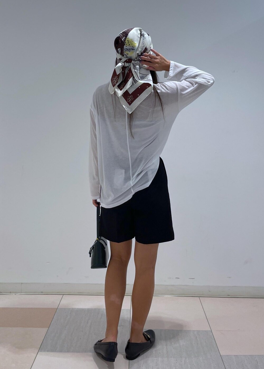 ベージュ系のキャミソール、ブラック系のその他パンツ、ブラック系のローファーを着用したレディースの夏コーディネートの7枚目の写真