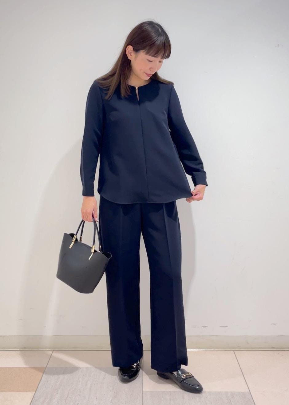 ブルー系のシャツ/ブラウス、ブルー系のその他パンツ、ブラック系のトートバッグを着用したレディースの秋コーディネートの6枚目の写真