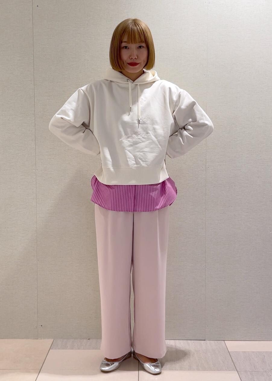 ベージュ系のボストンバッグ、ピンク系のシャツ/ブラウス、シルバー系のバレエシューズを着用したレディースの春コーディネートの5枚目の写真