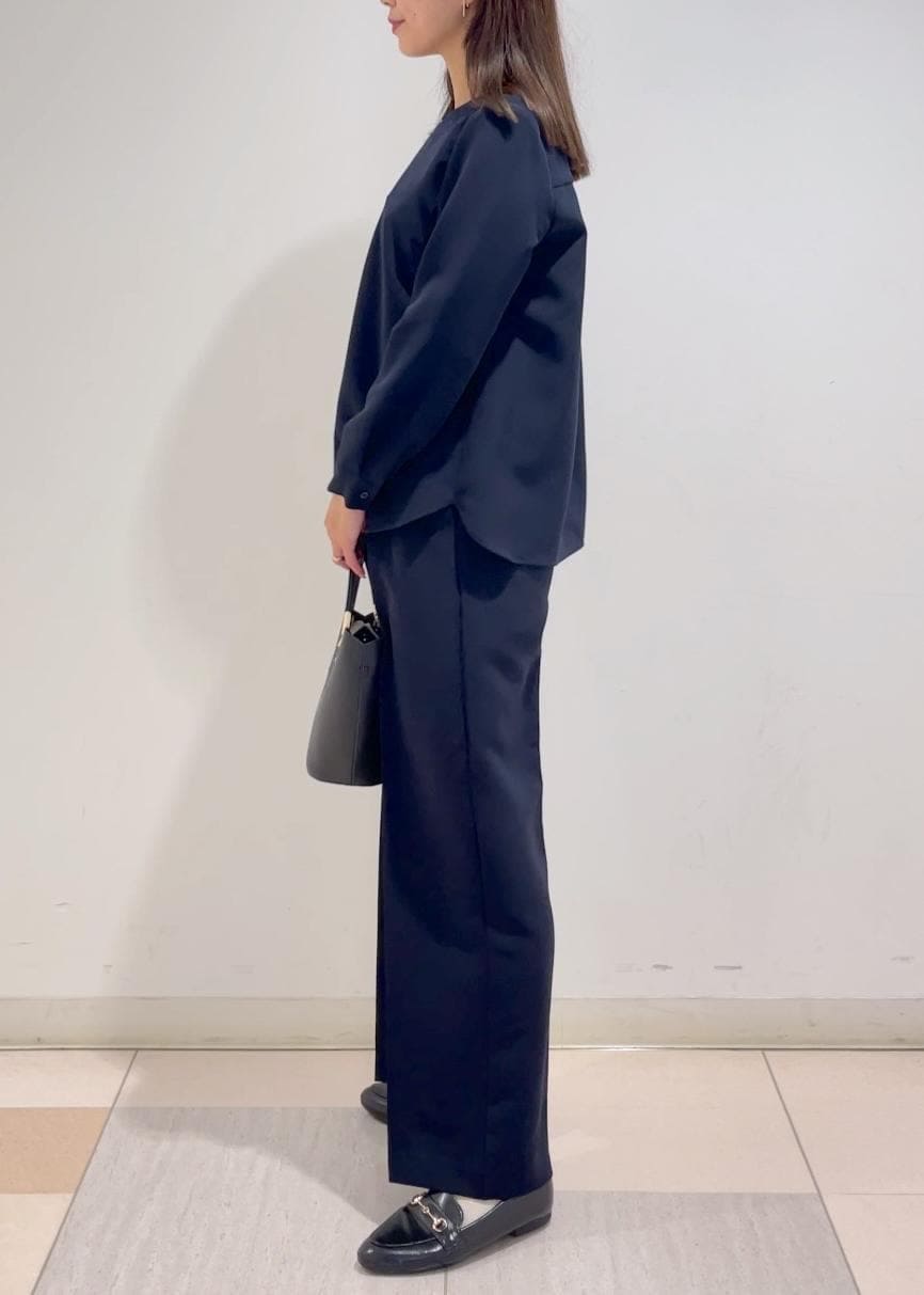 ブルー系のシャツ/ブラウス、ブルー系のその他パンツ、ブラック系のトートバッグを着用したレディースの秋コーディネートの2枚目の写真