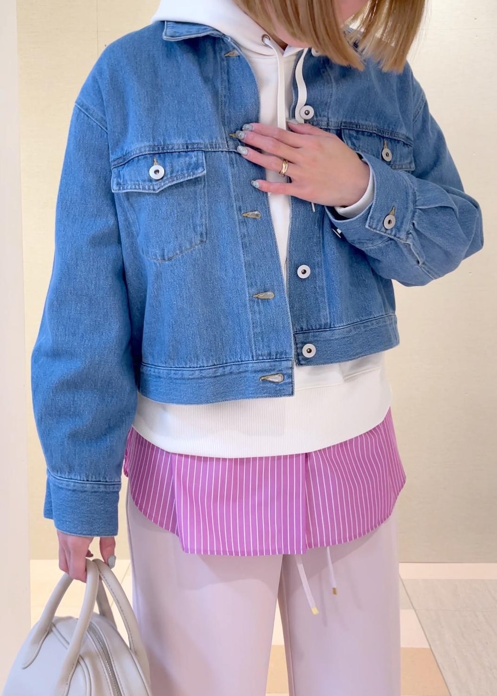 ベージュ系のボストンバッグ、ピンク系のシャツ/ブラウス、シルバー系のバレエシューズを着用したレディースの春コーディネートの4枚目の写真