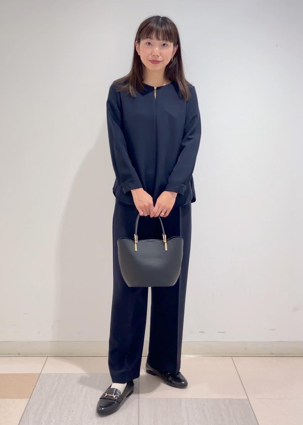 ブルー系のシャツ/ブラウス、ブルー系のその他パンツ、ブラック系のトートバッグを着用したレディースの秋コーディネートの7枚目の写真