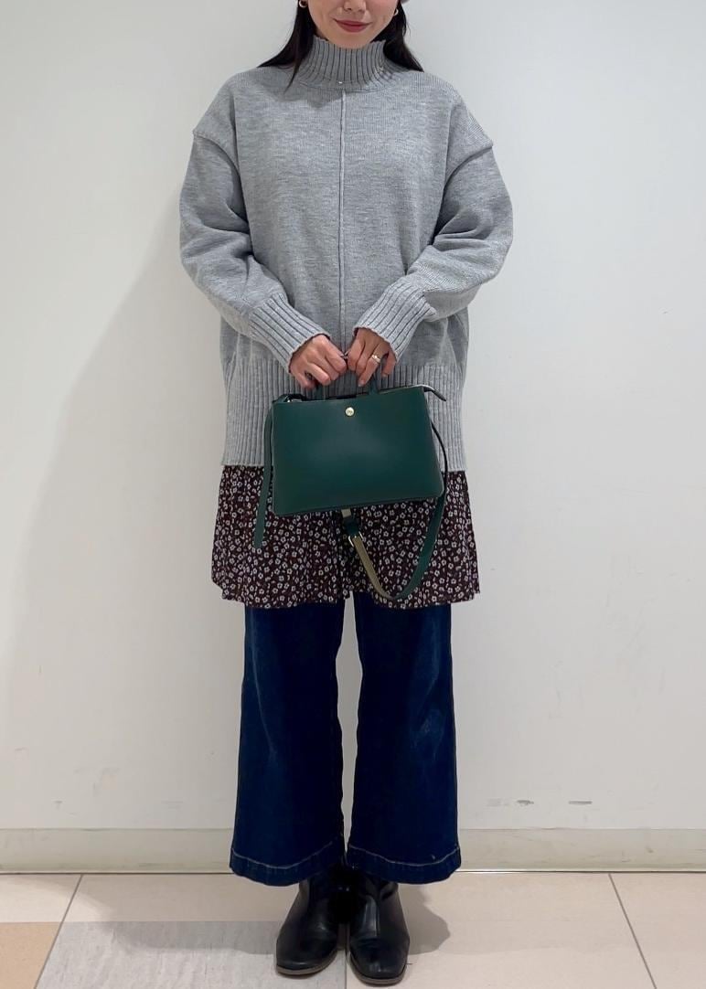 ブルー系のデニムパンツ、グレー系のニット/セーター、ブラウン系のワンピースを着用したレディースの冬コーディネートの5枚目の写真