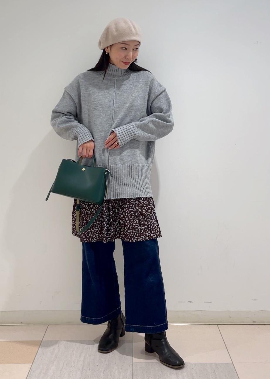 ブルー系のデニムパンツ、グレー系のニット/セーター、ブラウン系のワンピースを着用したレディースの冬コーディネートの4枚目の写真