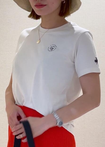 オレンジ系のスカート、ブラック系のトートバッグ、ブラック系のパンプスを着用したレディースの春コーディネートの4枚目の写真